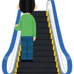 イオンでエスカレーター乗ろうとしたら女二人組に馬鹿にされて草